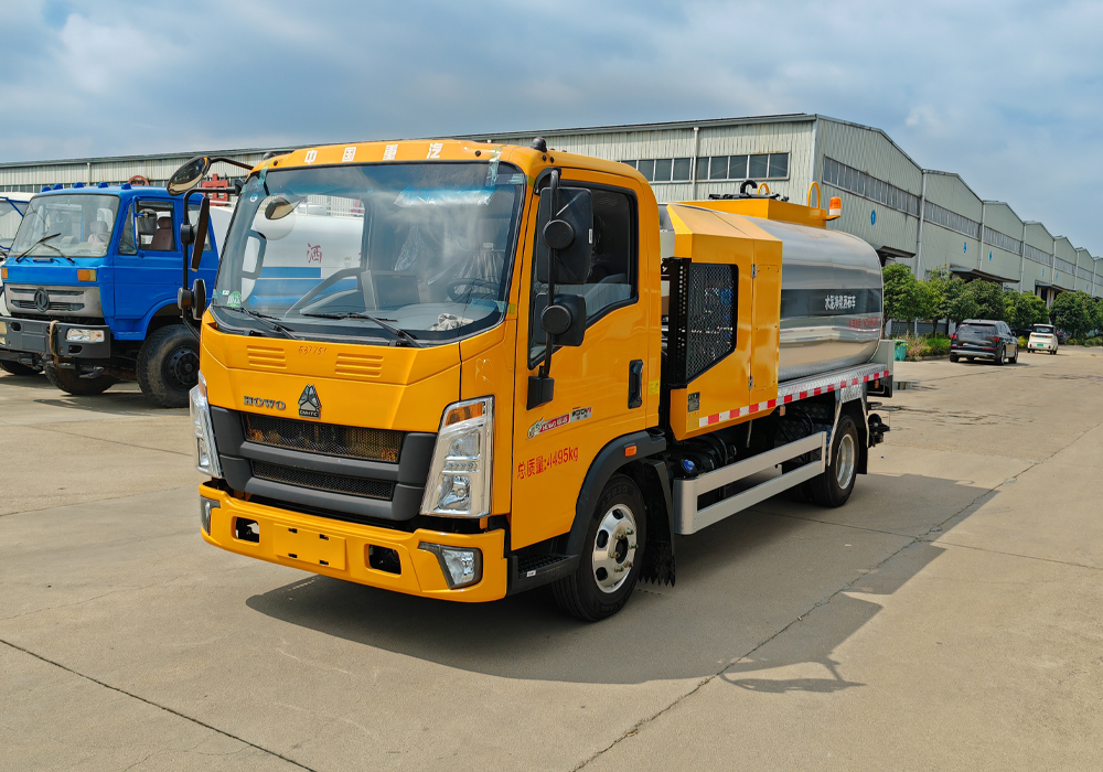 5噸重汽豪沃藍牌智能瀝青灑布車