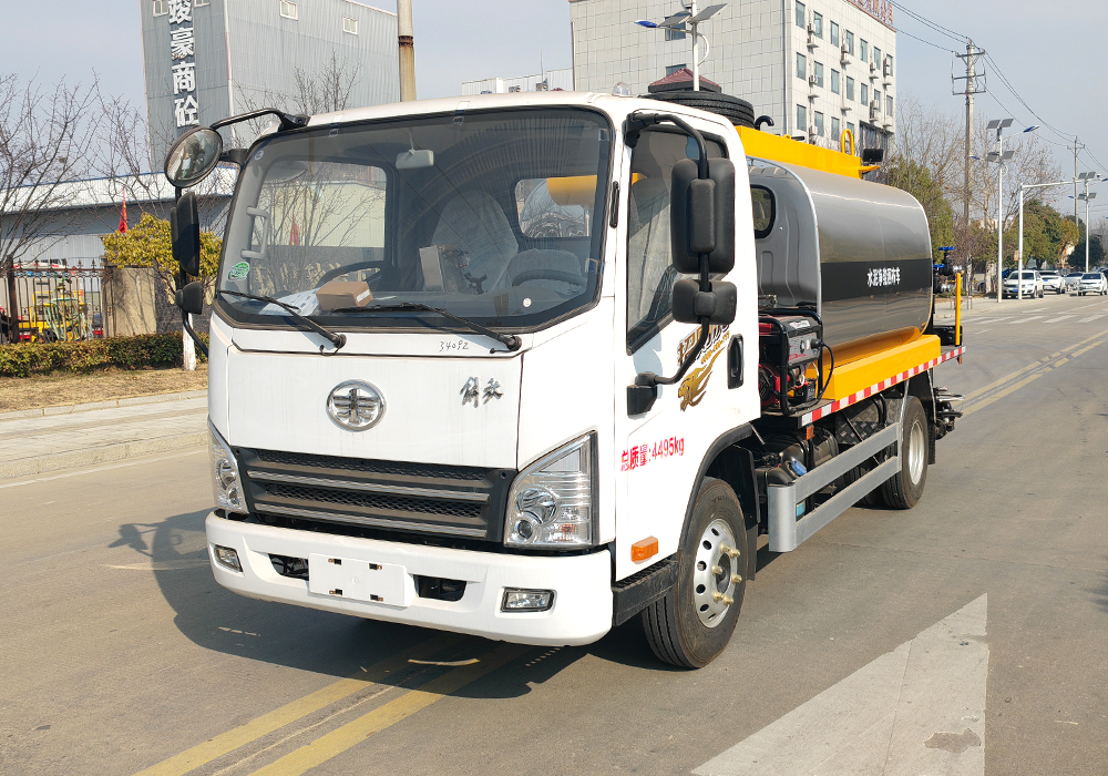 5噸解放招財虎藍牌智能瀝青灑布車