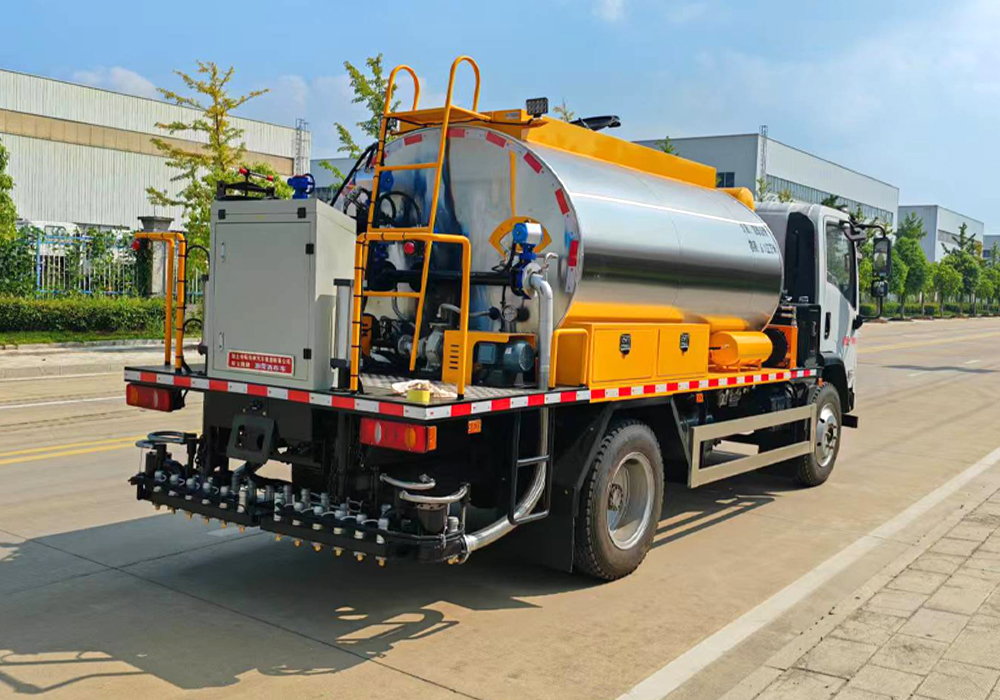 6噸東風(fēng)專底智能瀝青灑布車