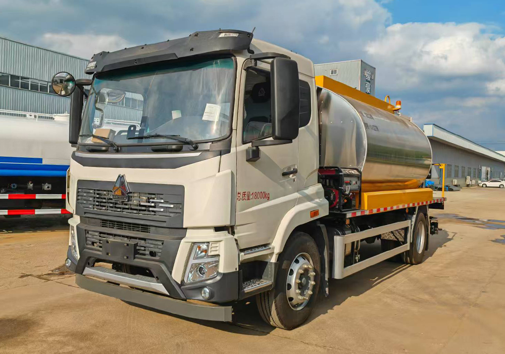 10噸重汽豪沃智能瀝青灑布車(chē)