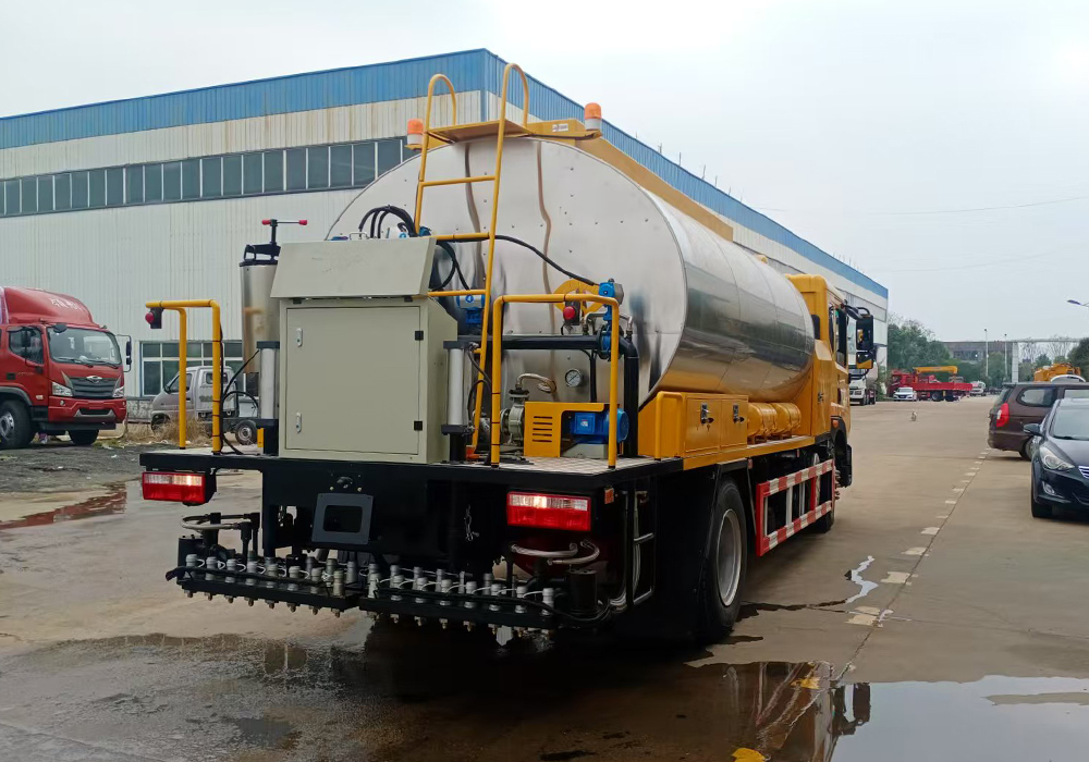 12噸東風多利卡（全功率）智能瀝青灑布車