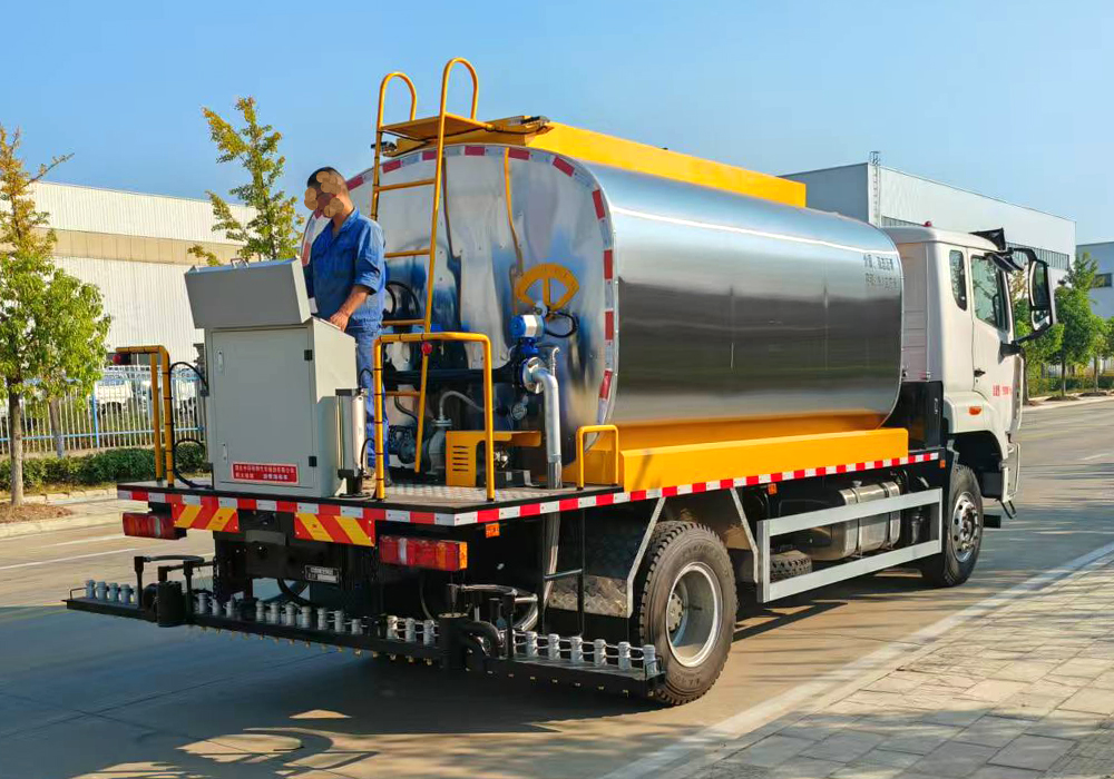 12噸重汽豪沃（全功率）智能瀝青灑布車