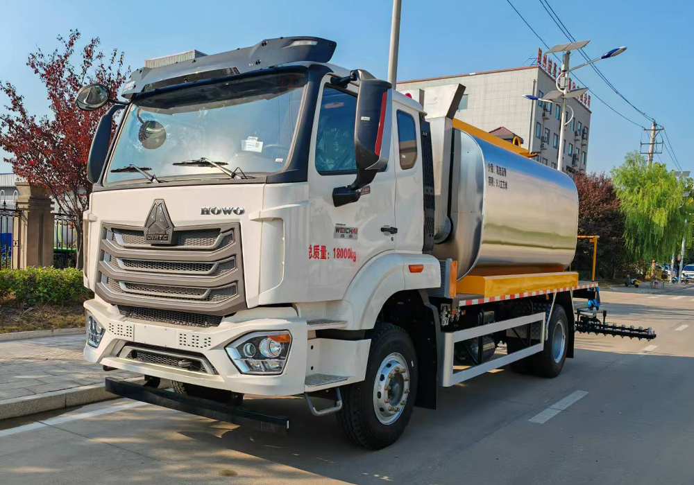 12噸重汽豪沃（全功率）智能瀝青灑布車