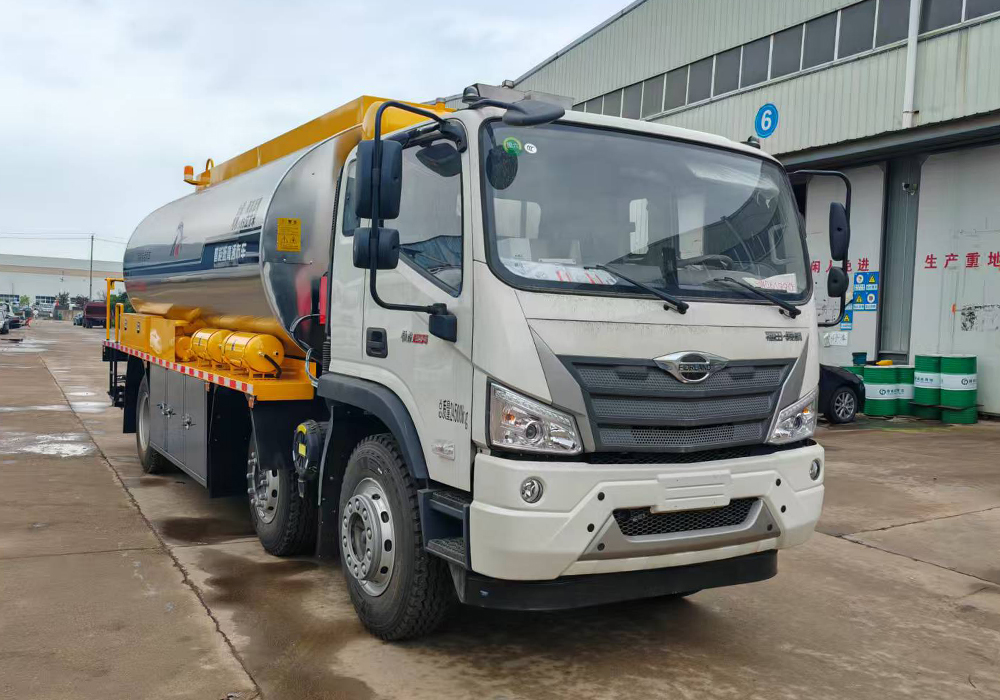 15方福田三軸（輔機(jī)）智能瀝青灑布車(chē)